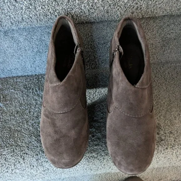 DYT T2 Clarks Collection brown suede heeled booties 7 - Picture 2 of 4